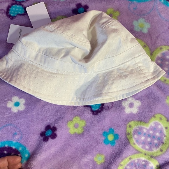 NWT Guess white BUCKET Hat - Picture 3 of 9